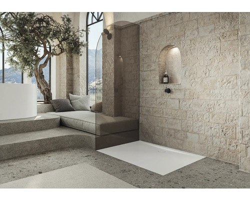 Salle de bains avec douche à l''italienne, mur en pierre et fenêtre avec vue sur la montagne