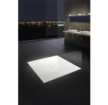 Douche à l''italienne avec receveur de douche carré et design moderne dans la salle de bain.