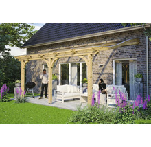Holzterrasse mit Holzpavillon, Sitzgruppe und Grill