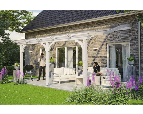 Toiture pour terrasse SKAN HOLZ Venezia 541x389 cm blanc Terrasse avec pergola en bois et coin salon sur une surface pavée à côté d''une maison.