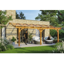 Terrassenüberdachung aus Holz mit transparentem Dach und zwei Personen im Garten
