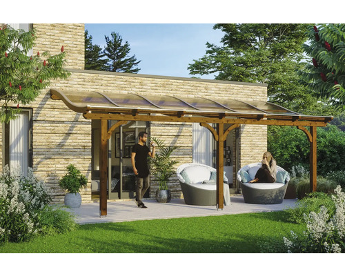 Toiture pour terrasses Skanholz Venezia 541 x 239 cm, noyer Terrasse avec auvent en bois et sièges dans le jardin.