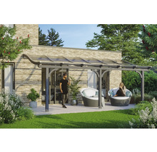 Terrasse mit Überdachung, Sitzmöbeln und Garten