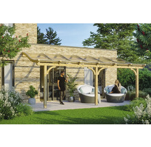 Holzterrassenüberdachung mit Sitzgelegenheiten im Gartenbereich