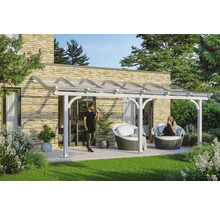 Terrassenüberdachung aus Holz mit Polycarbonatplatten und zwei Personen