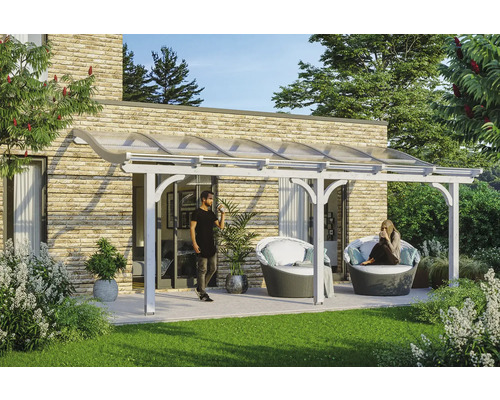 Toit de terrasse en bois avec plaques de polycarbonate et deux personnes