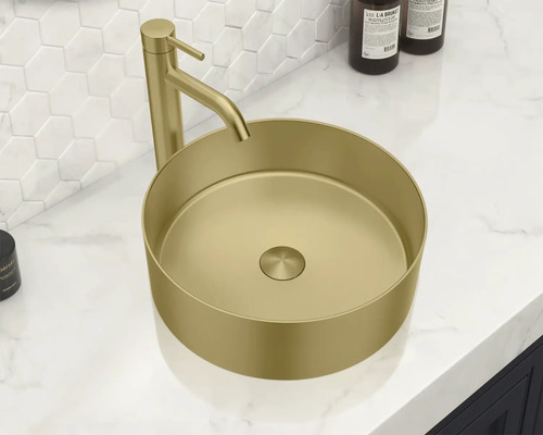 Auf einem Waschtisch befindet sich ein Aufsatzwaschbecken mit Armatur.