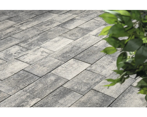 Pavés posés avec un format rectangulaire et une structure de surface irrégulière