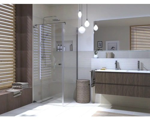 Salle de bains lumineuse avec douche, meuble-lavabo et stores en bois