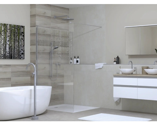 Helles Badezimmer mit Dusche, Badewanne und Waschtisch