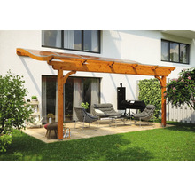 Holzterrasse mit Möbeln und Grill im Garten