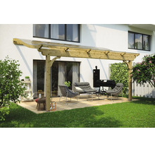 Terrasse mit Holzüberdachung, Sitzmöbeln und Grill