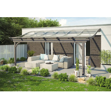 Terrassenüberdachung aus Holz mit transparentem Dach und Sitzgruppe im Garten