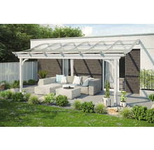 Überdachte Terrasse mit Lounge-Möbeln und Bepflanzung im Garten