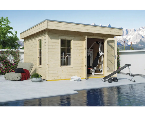 Abri en madriers SKAN HOLZ Breda avec plancher 420 x 360 cm naturel Abri de jardin en bois avec équipement de fitness, banc de musculation et haltères à côté d''une piscine
