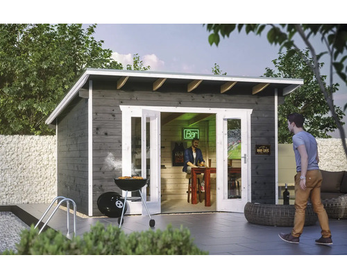 Garten mit Holzgartenhaus, Grill und sitzendem Mann