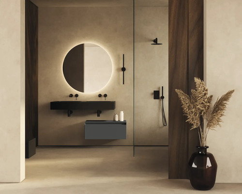 Modernes Badezimmer mit Waschtisch, Spiegel, Dusche und dekorativer Vase