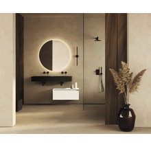 Salle de bains avec miroir éclairé, meuble sous-vasque et douche.