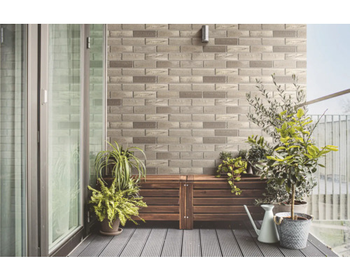 Balkon mit Steinwand, Holzboden und Pflanzen