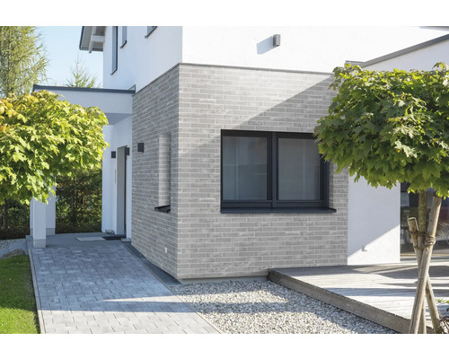 Hausfassade mit Verblendsteinen im Außenbereich