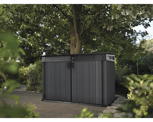 Gartenschrank aus Kunststoff mit Doppeltür im Aussenbereich