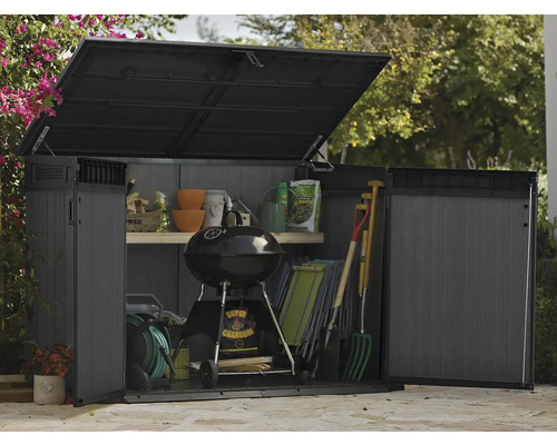 Geöffneter Geräteschrank mit Grill und Gartengeräten