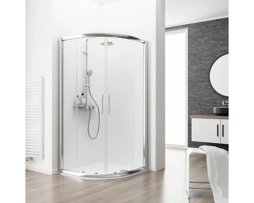 Eckdusche mit Brausegarnitur in hellem Badezimmer