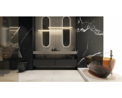 Modernes Badezimmer mit freistehender Badewanne, Waschtisch und Spiegeln mit Beleuchtung