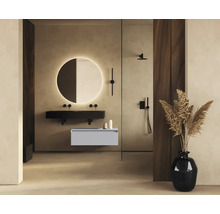 Badezimmer mit Waschtisch, Spiegel, Dusche und Dekoration