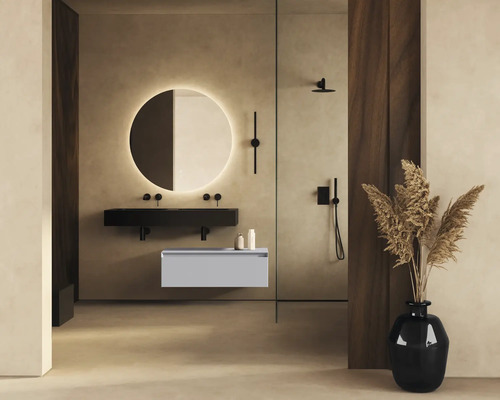 Badezimmer mit Waschtisch, Spiegel, Dusche und Dekoration