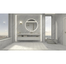 Helles Badezimmer mit Spiegel, Waschtisch und großem Fenster