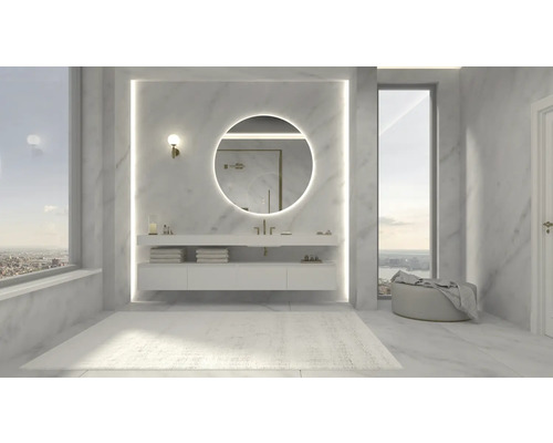 Helles Badezimmer mit Spiegel, Waschtisch und großem Fenster