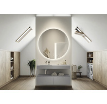 Modernes Badezimmer im Dachgeschoss mit rundem Spiegel, Waschtisch, Waschmaschine und Dachfenstern.