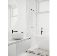 Helles Badezimmer mit Waschbecken, Badewanne und Armaturen