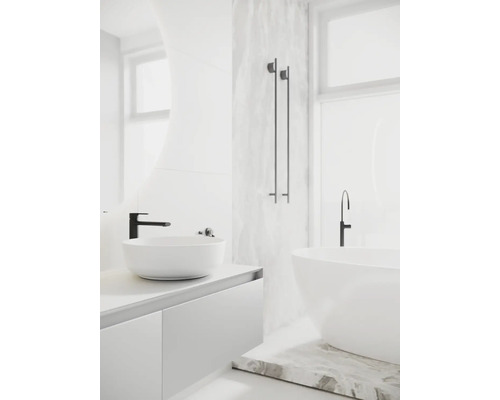 Helles Badezimmer mit Waschbecken, Badewanne und Armaturen