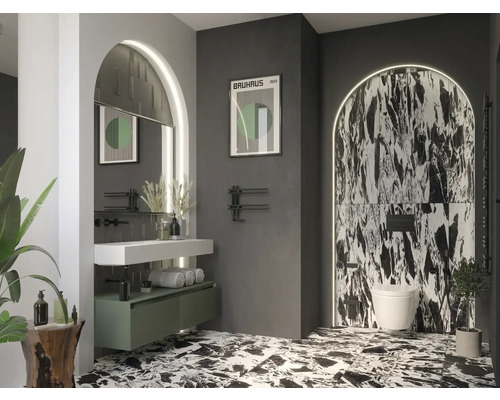 Modernes Badezimmer mit Waschtisch, Spiegel, Handtuchhalter, Toilette und gemusterten Fliesen