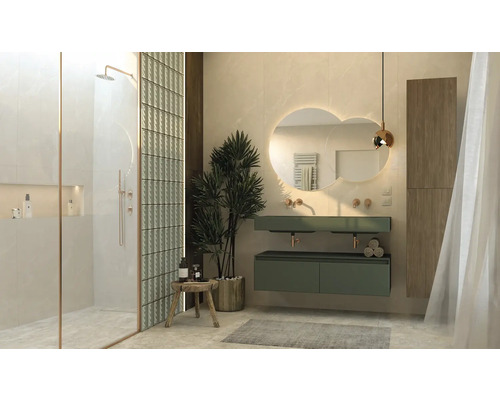 Helles Badezimmer mit Dusche, Waschtisch mit Spiegel und Dekorationen