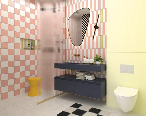 Badezimmer mit Waschbecken, Spiegel, Toilette und Fliesenmuster