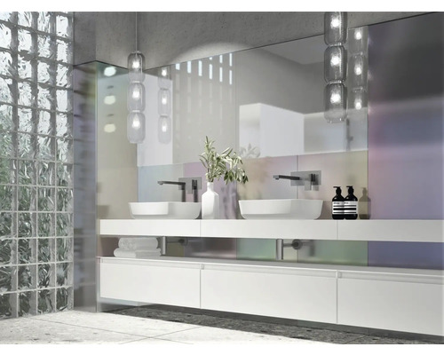 Salle de bains lumineuse avec double vasque, grand miroir et mur de briques de verre