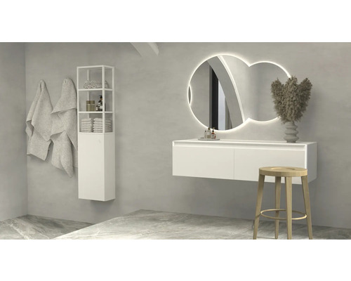 Salle de bain moderne avec lavabo, miroir éclairé, étagère et serviettes