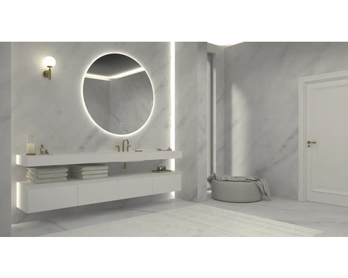 Salle de bains moderne avec miroir rond, lavabo et serviettes