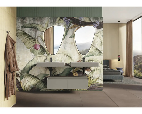 Badezimmer mit Doppelwaschtisch, Spiegeln, Wandbild mit Pflanzenmotiven und angrenzendem Schlafbereich