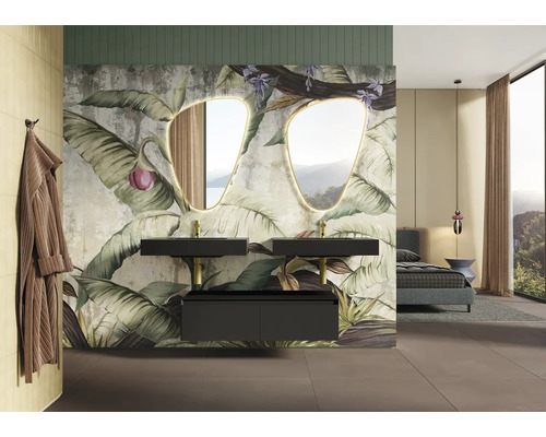Badezimmer mit Doppelwaschtisch, Spiegeln mit Beleuchtung und floraler Wandgestaltung.