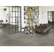 Pièce à vivre avec sol carrelé, bibliothèque et fauteuil