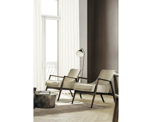 Salon avec deux fauteuils et lampadaire