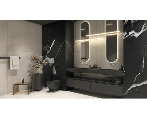 Modernes Badezimmer mit schwarzer Marmorwand, Waschbeckenunterschrank mit zwei Waschbecken, Spiegeln und Toilette.