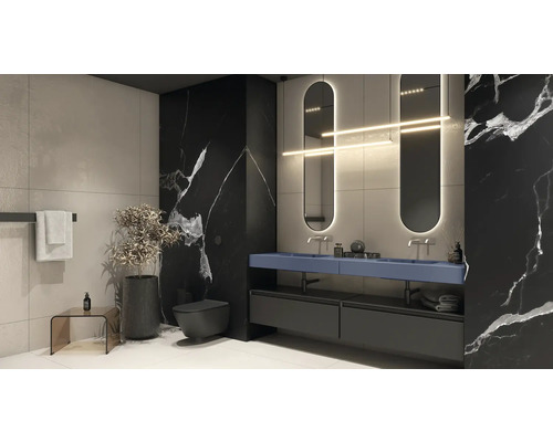 Modernes Badezimmer mit Waschtisch, Spiegeln und Toilette vor einer schwarzen Marmorwand