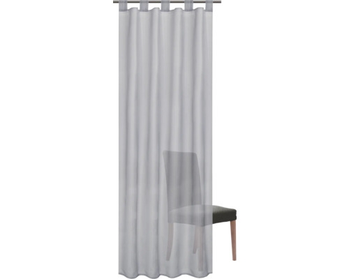 Rideau avec passants devant une chaise