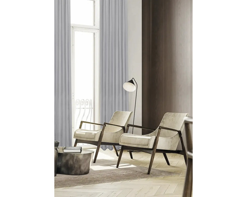 Salon avec deux fauteuils, lampadaire et rideaux