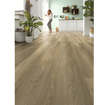 Espace de vie lumineux avec parquet aspect planches de maison de campagne, une femme à la fenêtre et des éléments de décoration.